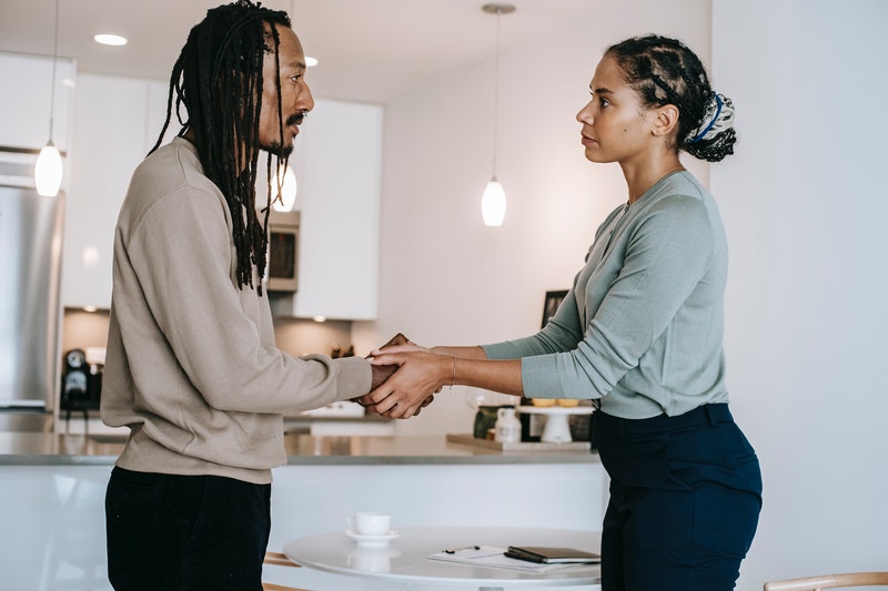 Man and women shaking hands. Essential tips for co-parenting